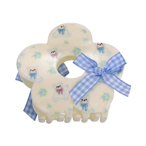 Pinza per capelli a fiore bianco crema con orsetti blu e fiocco in tessuto a quadri