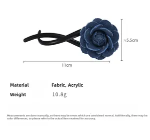 Détail de la pince à cheveux fleur en denim bleu, tissu et acrylique, taille 11x5,5 cm