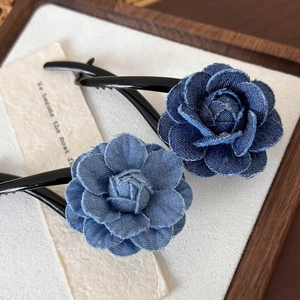 Lot de pinces à cheveux fleurs en jean bleu avec pétales 3D et peigne noir élégant