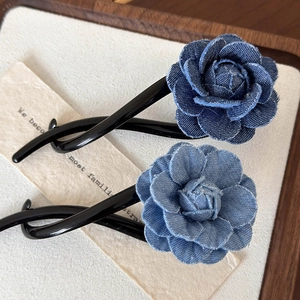 Lot de pinces à cheveux camélia en denim bleu avec un design torsadé élégant pour femmes