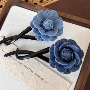 Pinces à cheveux bananes élégantes avec fleurs en denim bleu pour coiffures femme