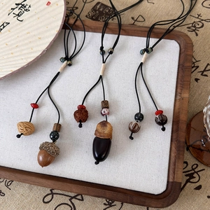 Collier artisanal chinois avec pendentif pignon en céramique et perles en bois