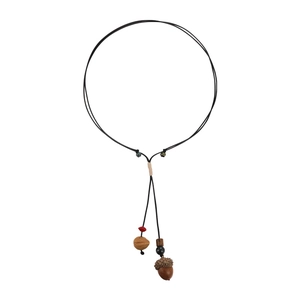 Collier artisanal rétro avec pendentif pomme de pin en céramique et corde tissée noire