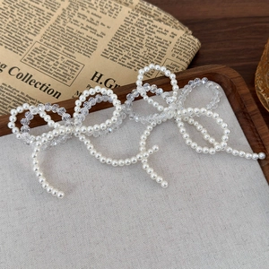 Détails des breloques noeuds en perles et cristal pour baskets à la mode