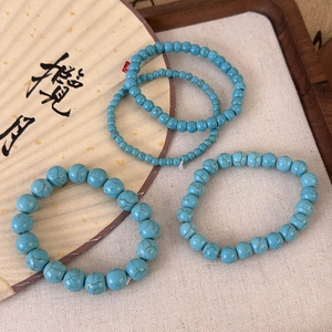 Ensemble de bracelets en perles turquoise avec texture naturelle sur plateau en bois