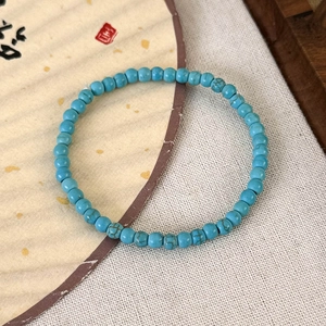 Vue détaillée des perles de turquoise verte naturelle avec texture marbrée sur le bracelet