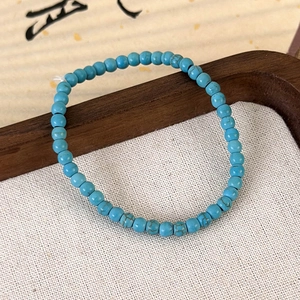 Vue détaillée de perles de turquoise de 4-5mm avec texture naturelle sur tapis en lin