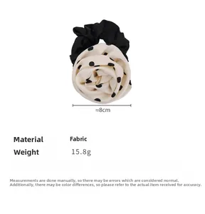 Chouchou fleur à pois de 8 cm de diamètre avec détails en tissu de qualité