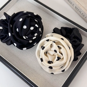 Chouchous fleur rose à pois en satin noir et beige pour coiffures queue de cheval chic