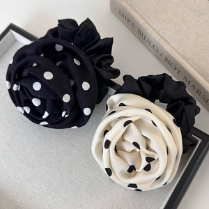 Lot de deux chouchous roses à pois noir et blanc avec texture soyeuse élégante