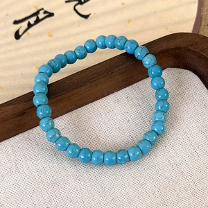 Gros plan détaillé de perles de turquoise bleues avec marbrures brunes sur bracelet élastique