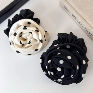 Chouchous à fleurs de rose à pois noirs et blancs avec bords plissés très élégants