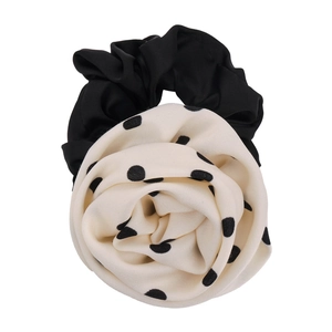 Chouchou élégant en mousseline avec fleur de rose à pois beiges et noirs