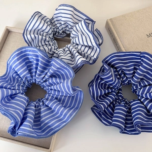 Lot de trois chouchous XXL à rayures bleues en tissu brillant pour le style de plage