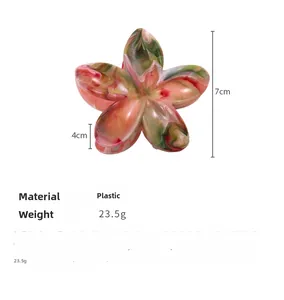Dettaglio del fermaglio per capelli a fiore in plastica marmorizzata con peso e misure