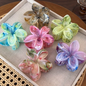 Pinze per capelli plumeria dopamina con texture marmorizzata colorata e design floreale a 5 petali