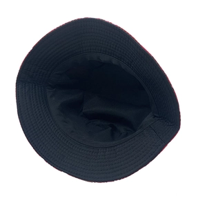 Détail de l'intérieur du chapeau bob avec doublure noire et bordure à paillettes rouges