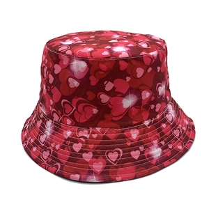 Détail du chapeau bob avec motifs de cœurs roses et accents de paillettes blanches