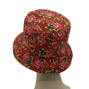 Unisex-Anglerhut mit lebendigem rotem Blumenmuster und traditionellen Rosenmotiven