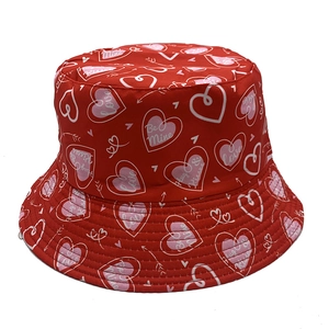 Chapeau bob rouge avec motifs de cœurs et texte love pour protection solaire été