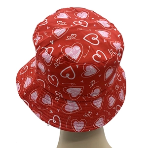 Chapeau bob rouge unisexe avec imprimés romantiques de cœurs et motifs Love élégants