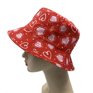 Bob rouge pour hommes et femmes avec motifs de cœurs et imprimés textuels romantiques