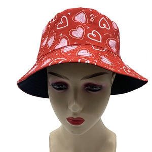 Chapeau bob rouge avec motifs de cœurs roses et blancs pour protection solaire