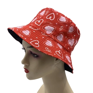 Chapeau Bob Imprimé Cœur Saint Valentin pour Couples Mode Streetwear Extérieur Protection Solaire Polyester Pliable