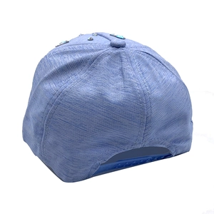 Détail d'une casquette de baseball bleu clair en tissu texturé avec fermeture snapback