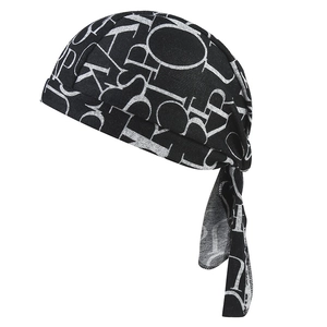 Détail d'un bandana de sport noir avec imprimé lettres argentées et lien à nouer