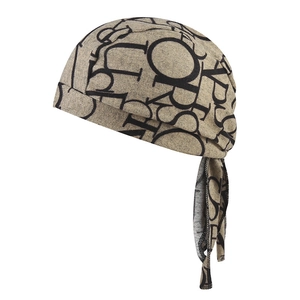 Détail du bandana chapeau pirate beige avec imprimé lettres noires et tissu texturé sport