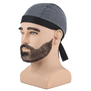Dettaglio del durag bicolore grigio e nero su manichino per sport e ciclismo