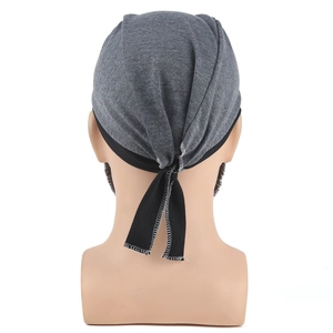 Dettaglio della bandana sportiva traspirante con cuciture nere e lacci regolabili neri