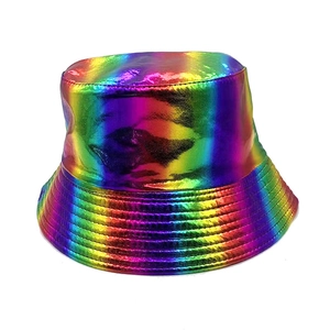 Futuristische schillernde Regenbogen-Anglerhut mit glänzendem Metallic-Finish und Nähten