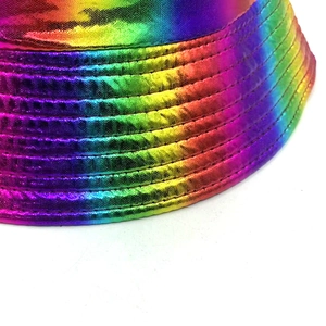 Detail eines metallischen Regenbogen-Anglerhuts mit reflektierendem Stoff und Ziernähten