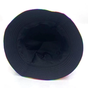 Innenansicht eines Anglerhutes mit schwarzem Futter und farbenfroher Regenbogenkrempe