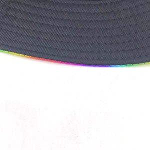 Detail der schwarzen Fischerhut-Krempe mit buntem Regenbogen-Saum und Nähten