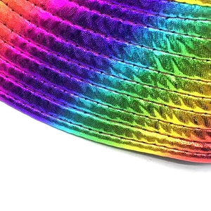 Makro-Detail von Regenbogen-Metallic-Stoff mit feinen parallelen Nähten am Anglerhut