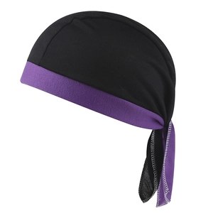 Dettaglio di bandana da pirata bicolore nero e viola con cuciture bianche e lacci sportivi