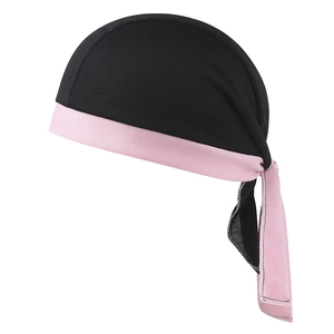 Vista dettagliata del durag sportivo bicolore rosa e nero con lacci lunghi e cuciture