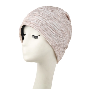 Unisex gestreifte Strickmütze in Hellbraun und Weiß-Mischung auf einem Modell