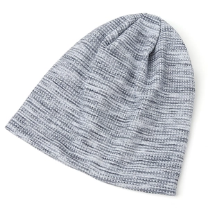 Detailansicht der feinen Strickstruktur und des graublauen Melange-Musters der Beanie-Mütze