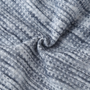Makroaufnahme der blau-weißen Strickstofftextur mit weicher wolleähnlicher Oberfläche