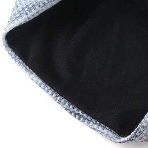 Detailaufnahme der doppellagigen blauen Strickware und der schwarzen Innenfutter-Textur