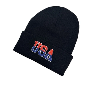 Bonnet d'hiver noir tricoté avec broderie USA rouge et bleue sur le revers plié