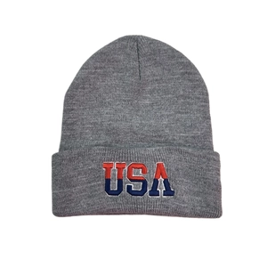 Bonnet en tricot gris d'hiver avec broderie USA et bord replié pour le temps froid