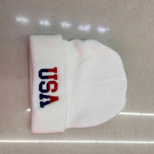 Gros plan détaillé de la broderie USA sur un bonnet d'hiver en tricot blanc