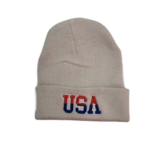 Détail de la broderie USA sur le bonnet d'hiver en tricot épais couleur avoine pour adultes