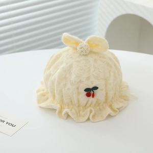 Mignon chapeau de princesse en dentelle crème pour nouveau-né avec broderie cerise