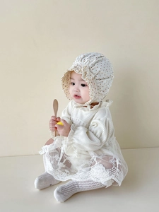 Detailansicht eines Baby Sommerhuts mit weicher Spitze und braunen Polka-Dot-Mustern